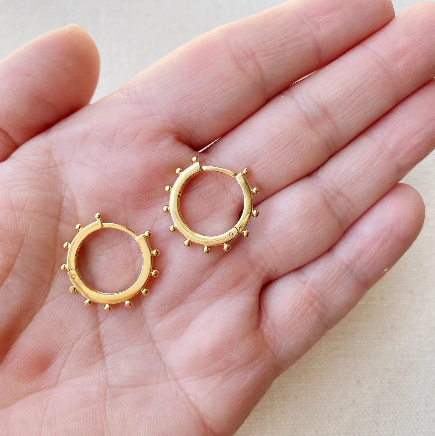 Clicker Hoop With Ball Detail