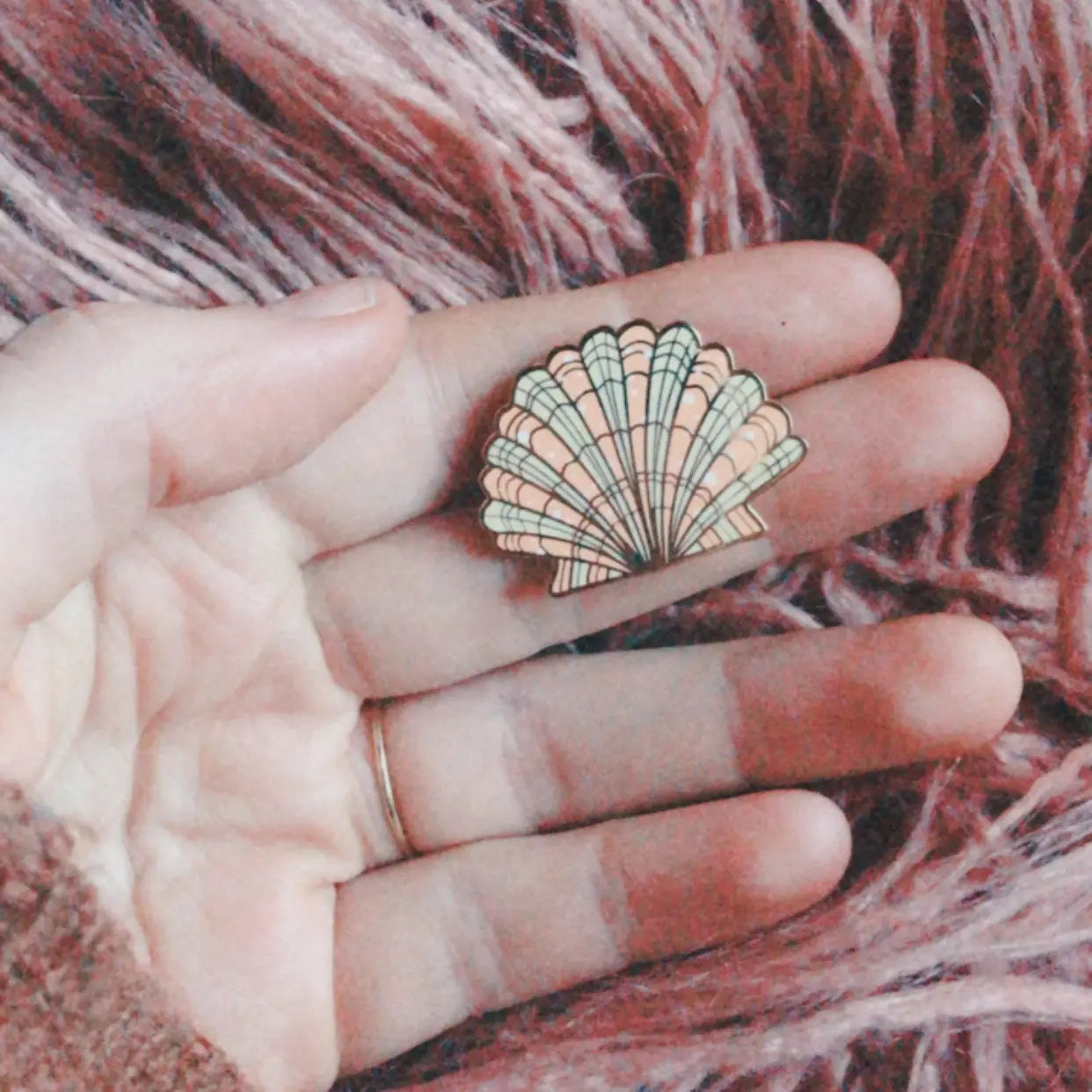 Scallop pin