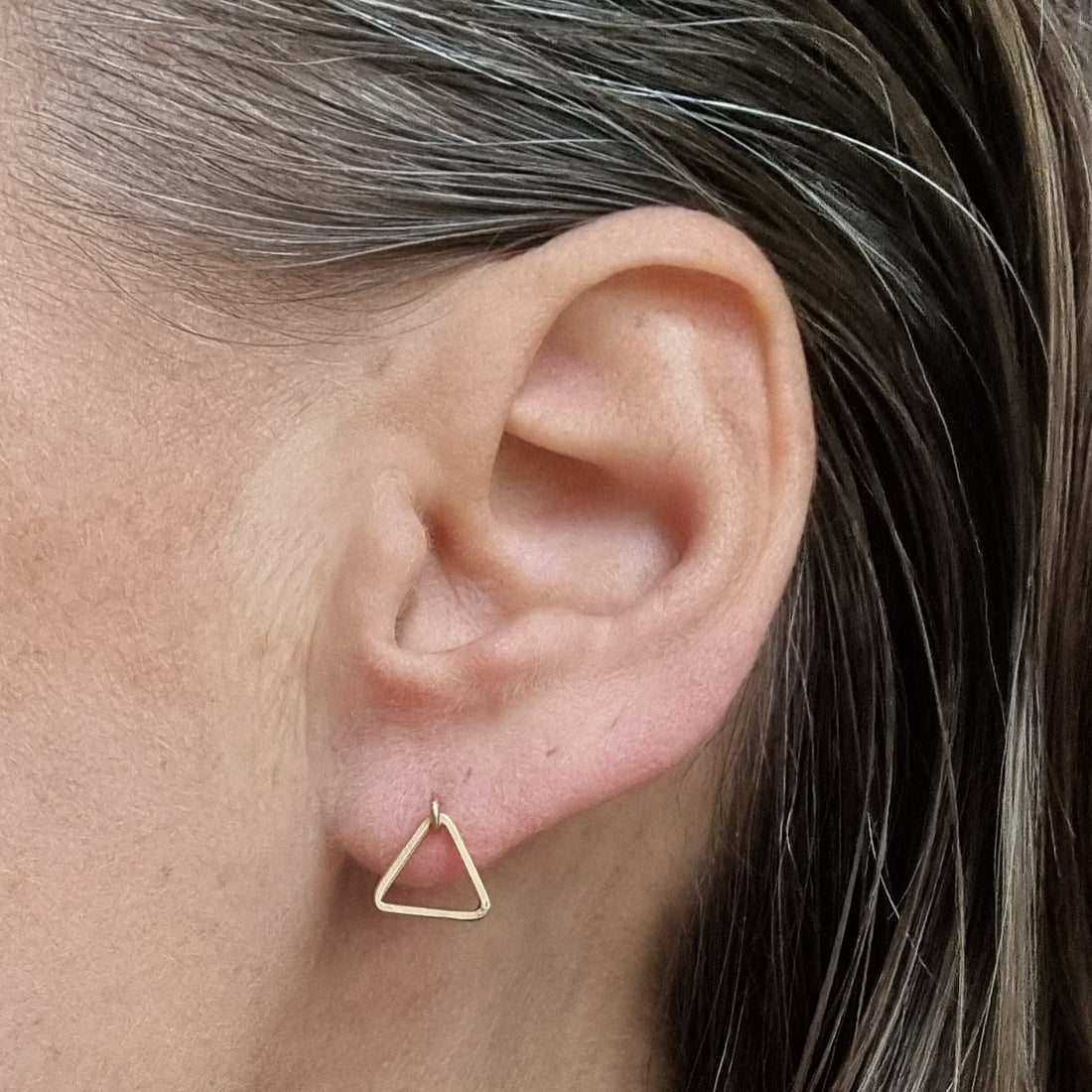 open triangle dangle stud //PER STUK